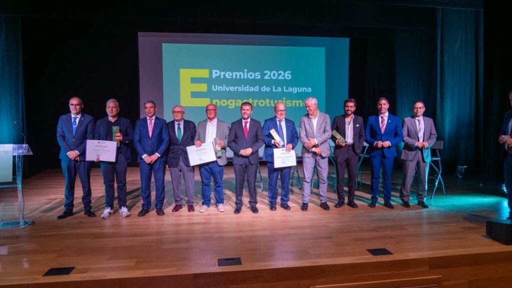All the winners of the evening with representatives of the University of La Laguna and the Chair of Agrotourism and Wine Tourism of the Canary Islands of the ULL.